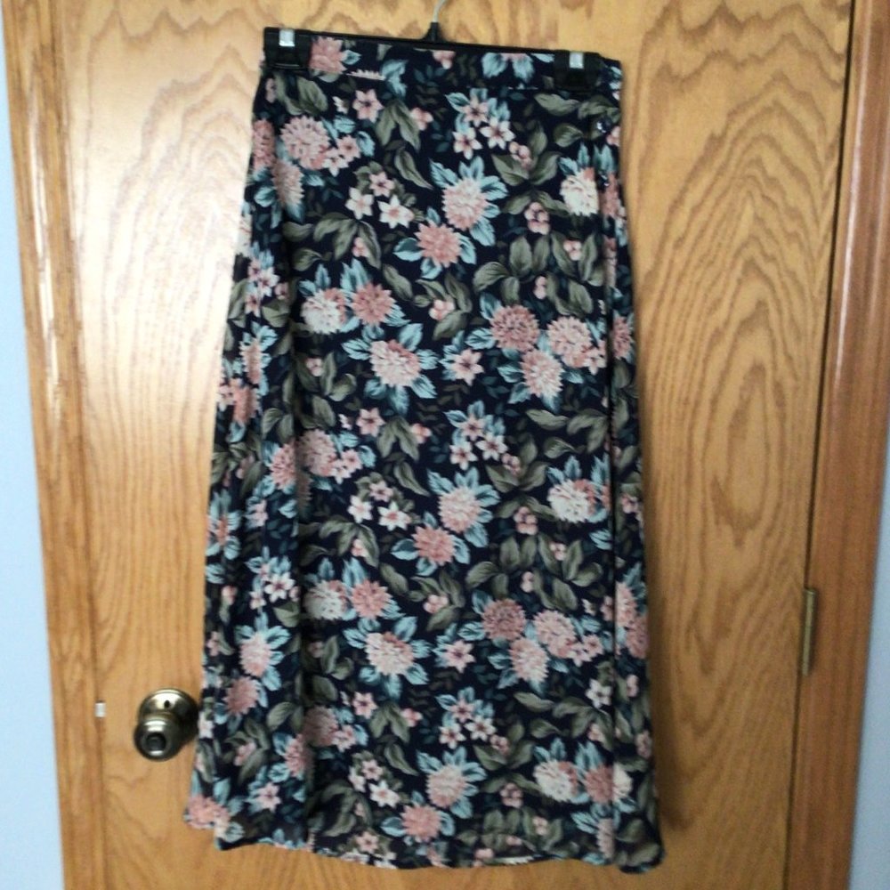 Sag Harbor - Navy blue skirt with pink flowers and two shades of green foliage - Picture 3 of 8